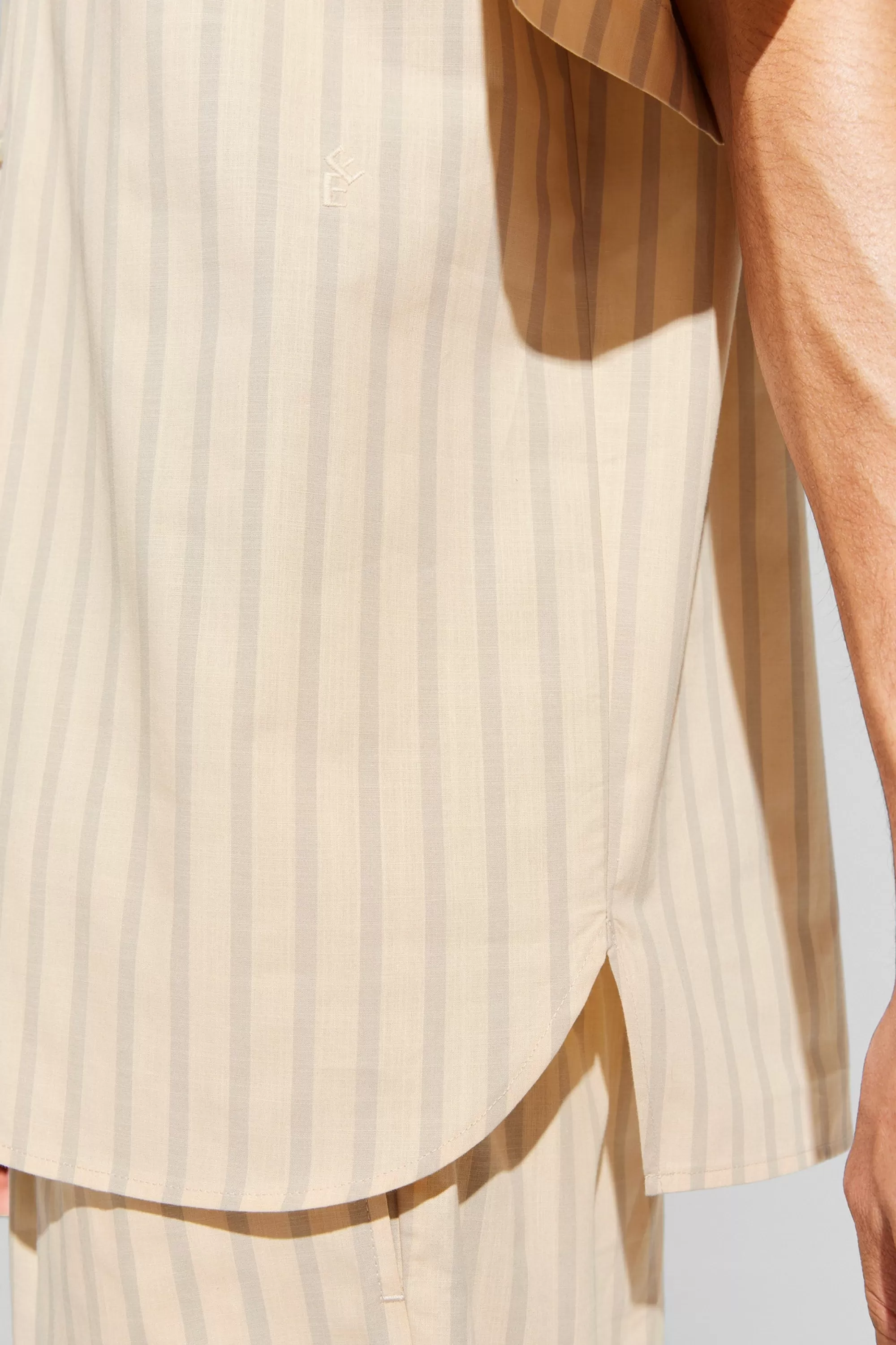arve_sand_stripe_3.webp Shop Arve sand stripe Skjortor