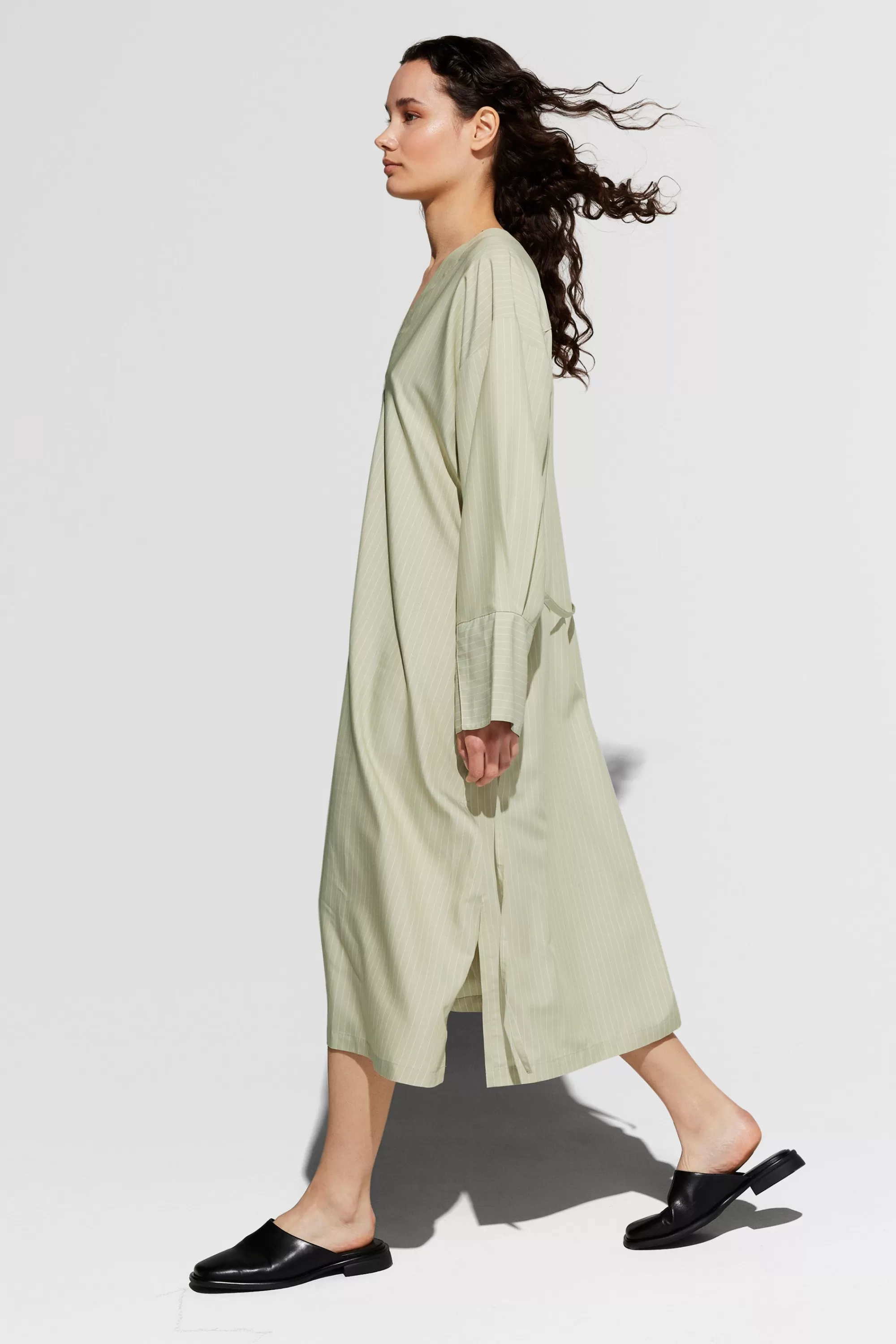 debra_pear_green_4.webp Outlet Debra pear green Klänningar