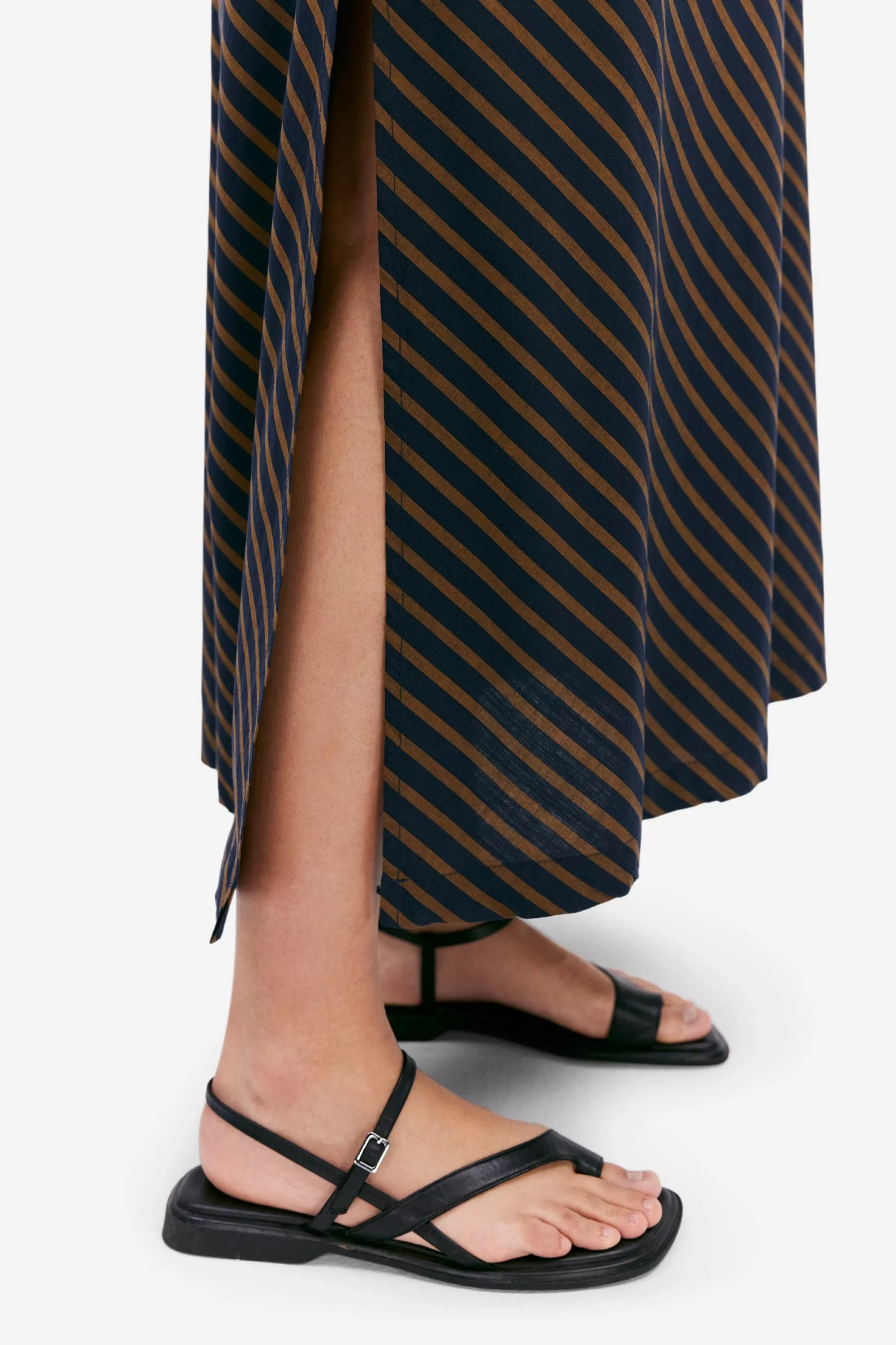 yvette_dk_navy_stripe_2.webp Outlet Yvette dk navy stripe Klänningar
