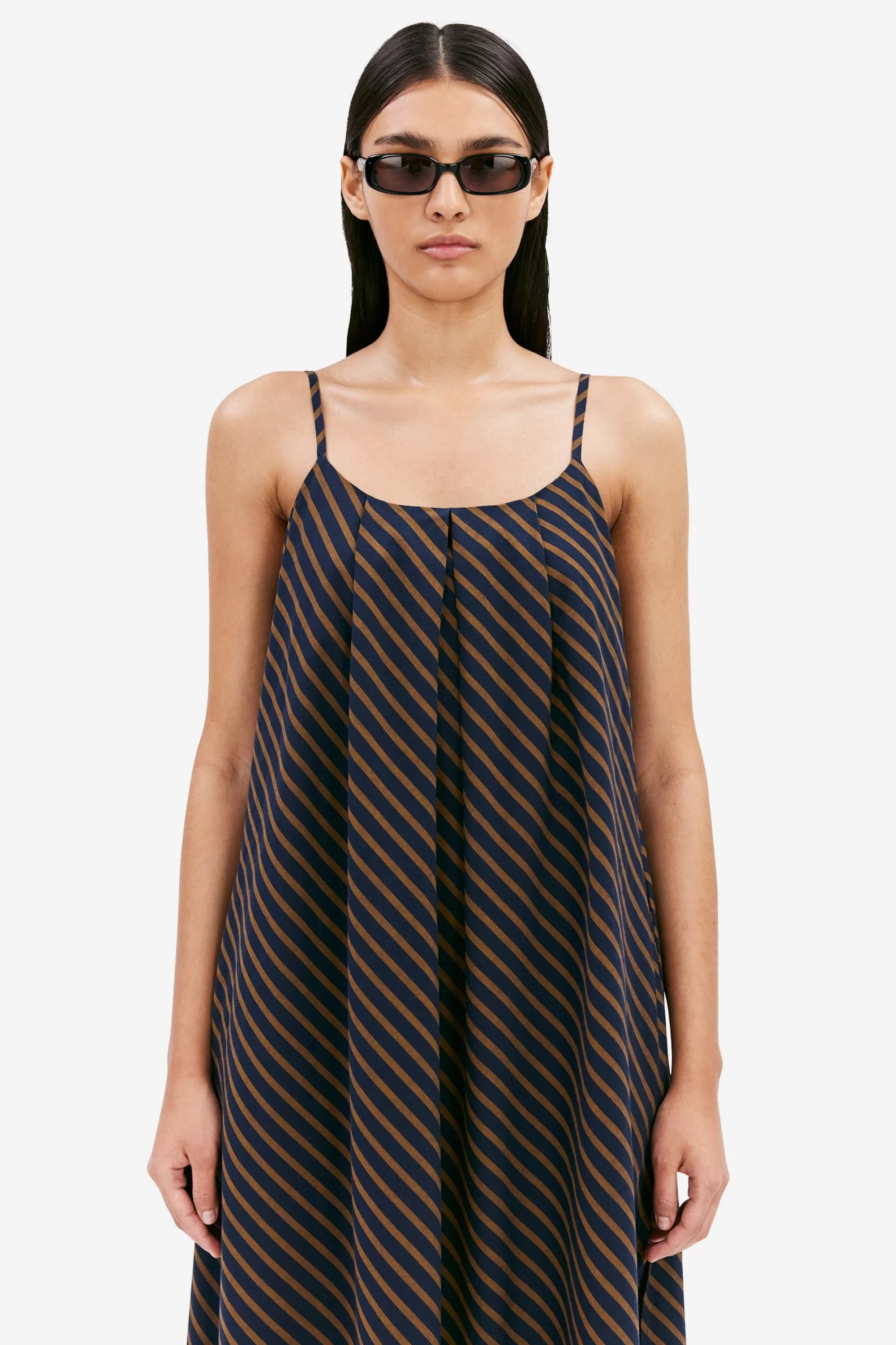 yvette_dk_navy_stripe_3.webp Outlet Yvette dk navy stripe Klänningar